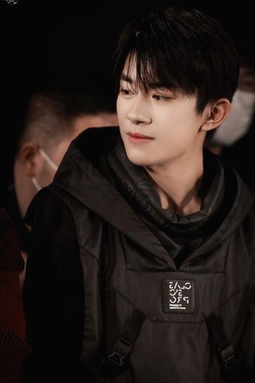 娱乐圈幕后趣闻大揭秘：明星真实一面引发热议🔥