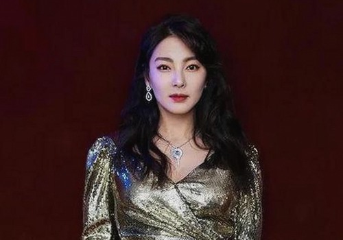 上海名校化学老师爆出师生恋，反差视频引热议🔥